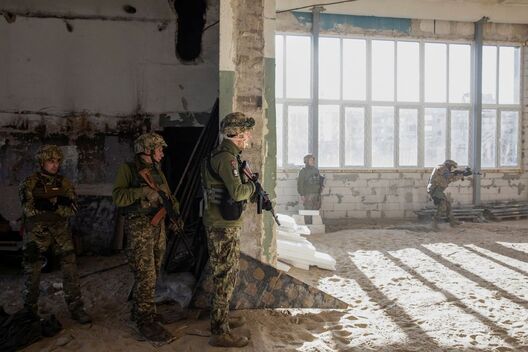 Вайскоўцы тэрытарыяльнай абароны падчас вучэнняў у Кіеве.REUTERS/Mikhail Palinchak Вайскоўцы тэрытарыяльнай абароны падчас вучэнняў у Кіеве.REUTERS/Mikhail Palinchak