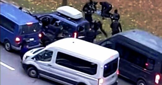 Кіроўца хацеў выратаваць ад сілавікоў хлопца — і атрымаў 12 сутак