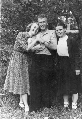 Аляксандр Жылянін у парку Горкага з сяброўкай. Мінск, 1955 год Аляксандр Жылянін у парку Горкага з сяброўкай. Мінск, 1955 год