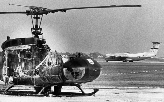 Згарэлы верталёт на ўзлётна-пасадачнай пляцоўцы. Крыніца: olimp-history.ru Згарэлы верталёт на ўзлётна-пасадачнай пляцоўцы. Крыніца: olimp-history.ru