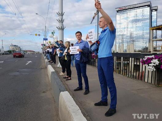 Работнікі БЧ на акцыі салідарнасці 13 жніўня. Фота tut.by Работнікі БЧ на акцыі салідарнасці 13 жніўня. Фота tut.by