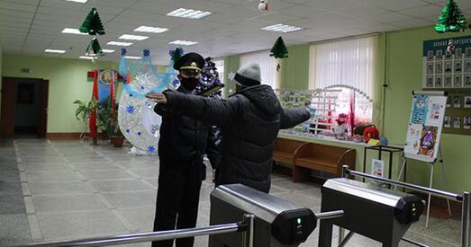 У жодзінскіх школах наведвальнікаў правяраюць металадэтэктарам