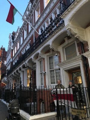 zyve_belaurs_2_logo.jpg zyve_belaurs_2_logo.jpg