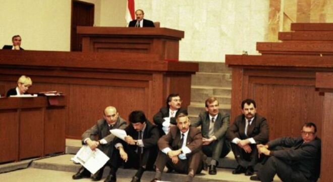 Як збівалі дэпутатаў 26 гадоў таму Як збівалі дэпутатаў 26 гадоў таму