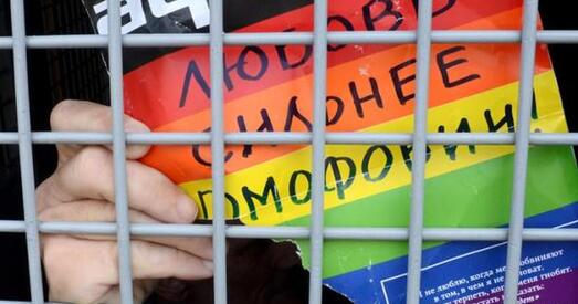 Маска. Праваслаўныя з георгіеўскімі стужкамі з крыкамі "Хрыстос уваскрос!" уступілі ў сутыкненне з ЛГБТ-актывістамі