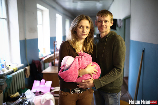 Крапіцкія — шматдзетная сям'я. У іх два сыны і дзве дачкі. Але іх вялікіх сэрцаў хапае і на чужое гора Крапіцкія — шматдзетная сям'я. У іх два сыны і дзве дачкі. Але іх вялікіх сэрцаў хапае і на чужое гора