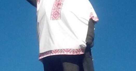 Запарожжа. Леніна апранулі ў вышыванку