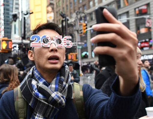 160104034823_2016_selfies_624x485_afp_nocredit.jpg 160104034823_2016_selfies_624x485_afp_nocredit.jpg