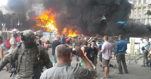 Знос намётаў на Майдане: актывісты падпалілі шыны і смецце
