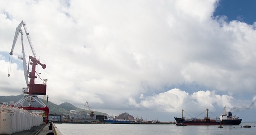 Сахалін. Танкер, які сеў на мель, пагражае экалагічнай катастрофай