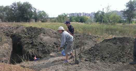 Тысячы жыхароў Марыупаля выйшлі на дапамогу арміі супраць нападу Расеі (фота)