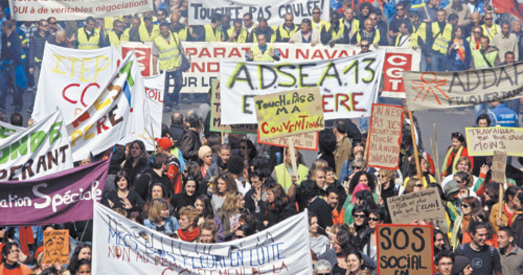 Студэнты ідуць на вуліцы