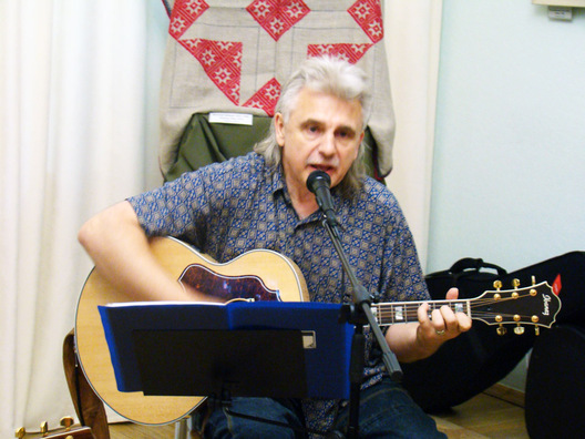 Алесь Камоцкі выконвае песню памяці Рыгора Барадуліна. Фота Анатоля Мяльгуя Алесь Камоцкі выконвае песню памяці Рыгора Барадуліна. Фота Анатоля Мяльгуя