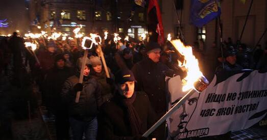 У Львове прайшло шэсце з паходнямі ў гонар Бандэры (фота)