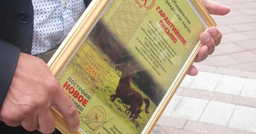 Падалося, падаліся. Прэтэндэнты ў прэзідэнты нясуць дакументы ў ЦВК (фота)