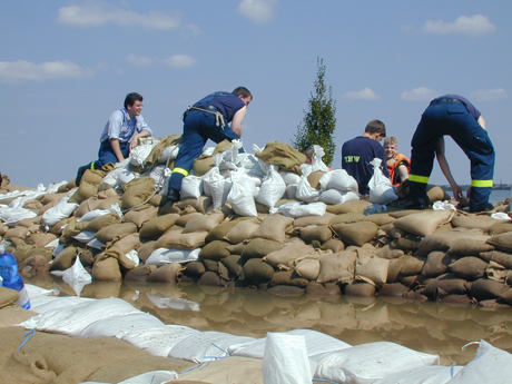 img_fluthelfer_2013_uv_onlinedata.jpg img_fluthelfer_2013_uv_onlinedata.jpg