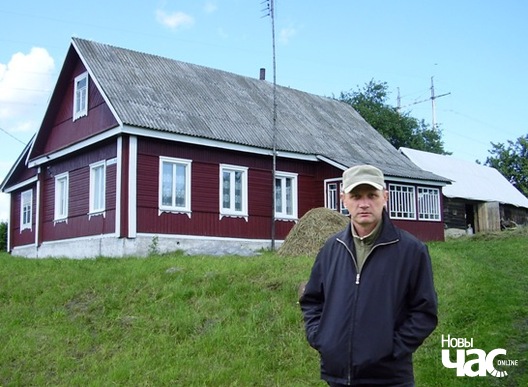 Аляксандр Камінскі каля сваёй хаты ў Крэве Аляксандр Камінскі каля сваёй хаты ў Крэве