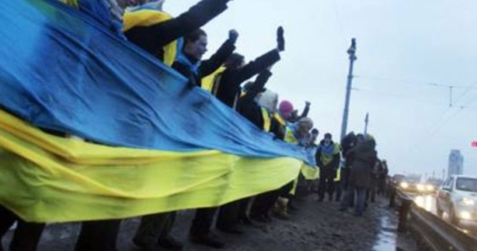 Да саміту ў Вільні Украіну і ЕС злучаць жывым ланцугом