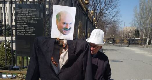 У Бішкеку спалілі пудзіла Лукашэнкі