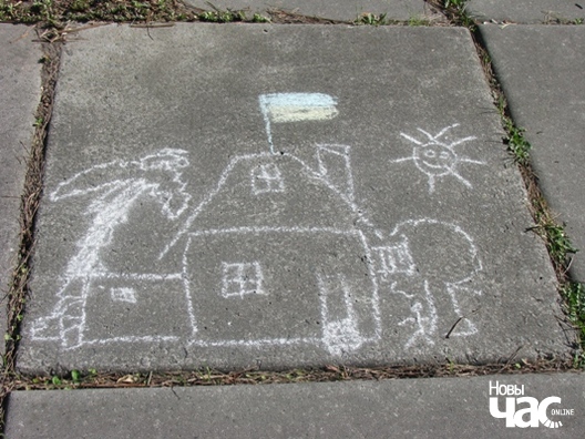 Малюнак на асфальце дзяцей-бежанцаў з Крыму Малюнак на асфальце дзяцей-бежанцаў з Крыму