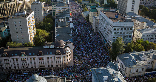 Дзясяткі тысяч мусульманаў у цэнтры Масквы ФОТАФАКТ