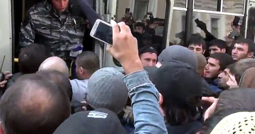 Мусульмане Масквы ледзь не разарвалі АМАП (відэа)