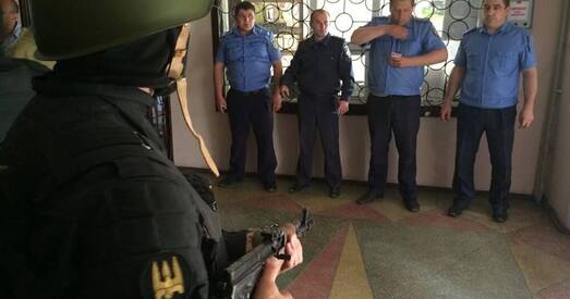У Вяліканавасёлаўцы Данецкай вобласці спецназ раззброіў мясцовую міліцыю (фота)