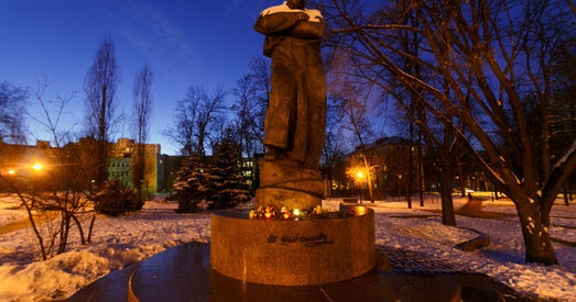 Асцярожная беларуская салідарнасць: мінчукі прынеслі свечкі і кветкі да помніка Шаўчэнкі