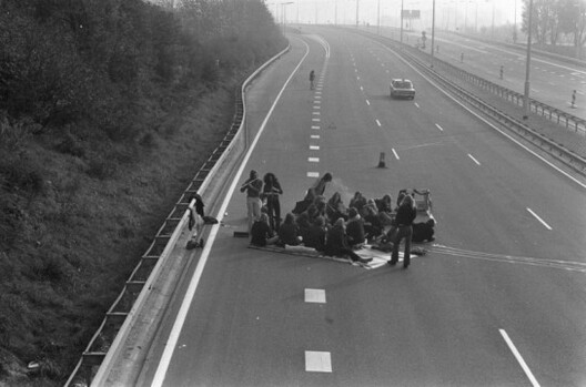 piknik_na_avtostrade_vo_vremja_neftjanogo_krizisa_1973_777x514.jpg piknik_na_avtostrade_vo_vremja_neftjanogo_krizisa_1973_777x514.jpg