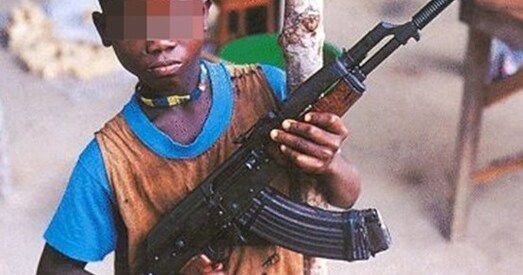 У ваенных канфліктах свету ўдзельнічае 250 тысяч дзяцей-салдатаў