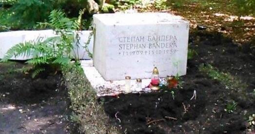 Невядомыя перакулілі крыж на магіле Сцяпана Бандэры ў Мюнхене