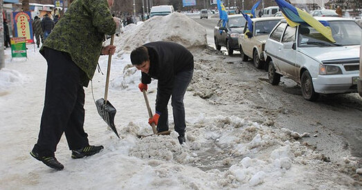 Мэру Крывога Рога людзі прывезлі дахаты 5 т снегу ў знак пратэсту