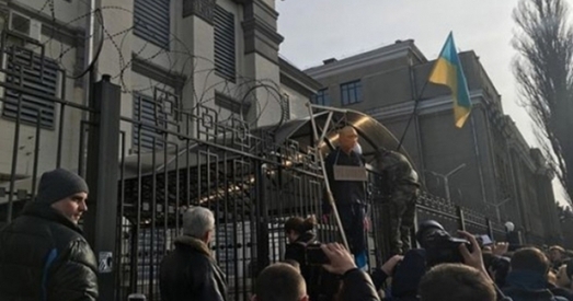 Пасольства Расіі ва Украіне закідалі яйкамі і зялёнкай