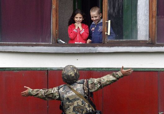ukrainski_saldat_i_dzieci.jpg ukrainski_saldat_i_dzieci.jpg