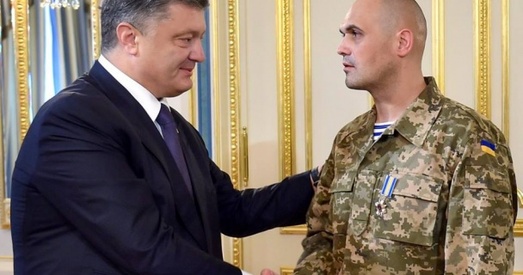 Парашэнка ўзнагародзіў вызваленага з палону камандзіра «кібаргаў»