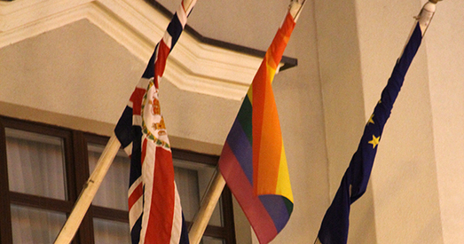 У падтрымку Мінскага гей-прайда 2013 над Амбасадай Вялікабрытаніі лунаў вясёлкавы сцяг