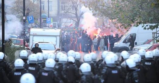 Удзельнікі Марша незалежнасці ў Варшаве напалі на амбасаду Расіі