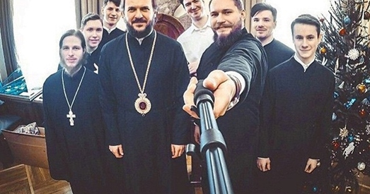 Чыноўнікаў Ленінградскай вобласці Расіі хочуць абавязаць мець палкі для сэлфі