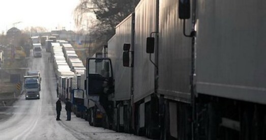 Замест скарачэння чарга на мяжы з Літвой яшчэ больш вырасла