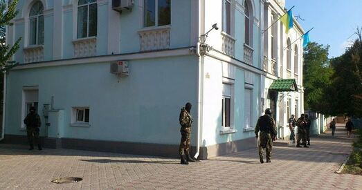 У Сімферопалі аўтаматчыкі ачапілі будынак Меджліса, усярэдзіне праходзіць ператрус