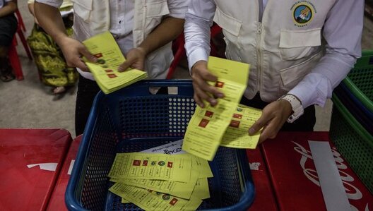 Падлік галасоў на выбарах у М'янме. архіўнае фота. © AP Photo / Myanmar Падлік галасоў на выбарах у М'янме. архіўнае фота. © AP Photo / Myanmar
