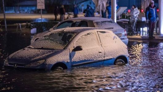 Машыны захраслі на затопленых вуліцах﻿