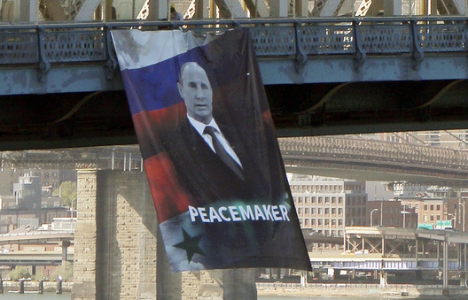 Банер на мосце паспеў правісець каля гадзіны. Фота REUTERS Банер на мосце паспеў правісець каля гадзіны. Фота REUTERS