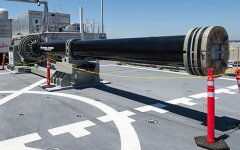 Адзін з двух прататыпаў электрамагнітнай рэйкавай гарматы на палубе транспартнага карабля USS Millinocket ў порце ваенна-марской базы ў Сан-Дыега Фота: U.S. DEPARTMENT OF DEFENSE Адзін з двух прататыпаў электрамагнітнай рэйкавай гарматы на палубе транспартнага карабля USS Millinocket ў порце ваенна-марской базы ў Сан-Дыега Фота: U.S. DEPARTMENT OF DEFENSE