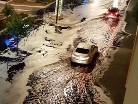 Пажарнікам спатрэбілася паўгадзіны, каб ачысціць вуліцу ад віна. Фота: Clyde Barrow / Twitter Пажарнікам спатрэбілася паўгадзіны, каб ачысціць вуліцу ад віна. Фота: Clyde Barrow / Twitter