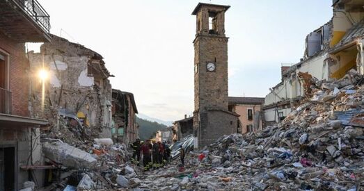 На Charlie Hebdo падалі ў суд з-за карыкатур на ахвяраў землятрусу