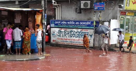 Вуліцы сталіцы Бангладэш заліло чырвонай ад крыві вадой