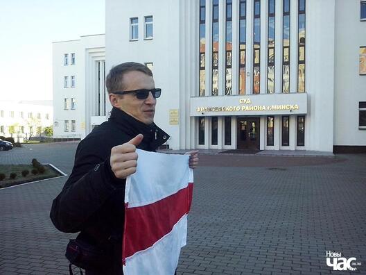 Зміцер Дашкевіч каля Мінскага гарадскога суда падчас працэсу над Эдуардам Пальчысам Зміцер Дашкевіч каля Мінскага гарадскога суда падчас працэсу над Эдуардам Пальчысам