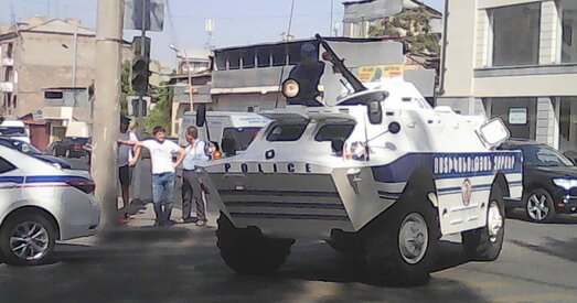 У Ерэване ўзброеныя людзі захапілі будынак паліцыі