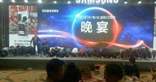 У Кітаі топ-мэнэджары Samsung на каленях папрасілі прабачэння за выбухі смартфонаў 
